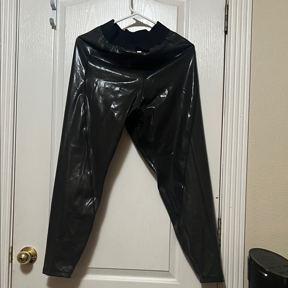 Black Shiny Activewear Set - Picture 8 of 9